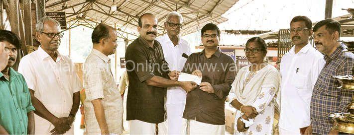 kadampuzha-temple-employees-donate-cmdrf